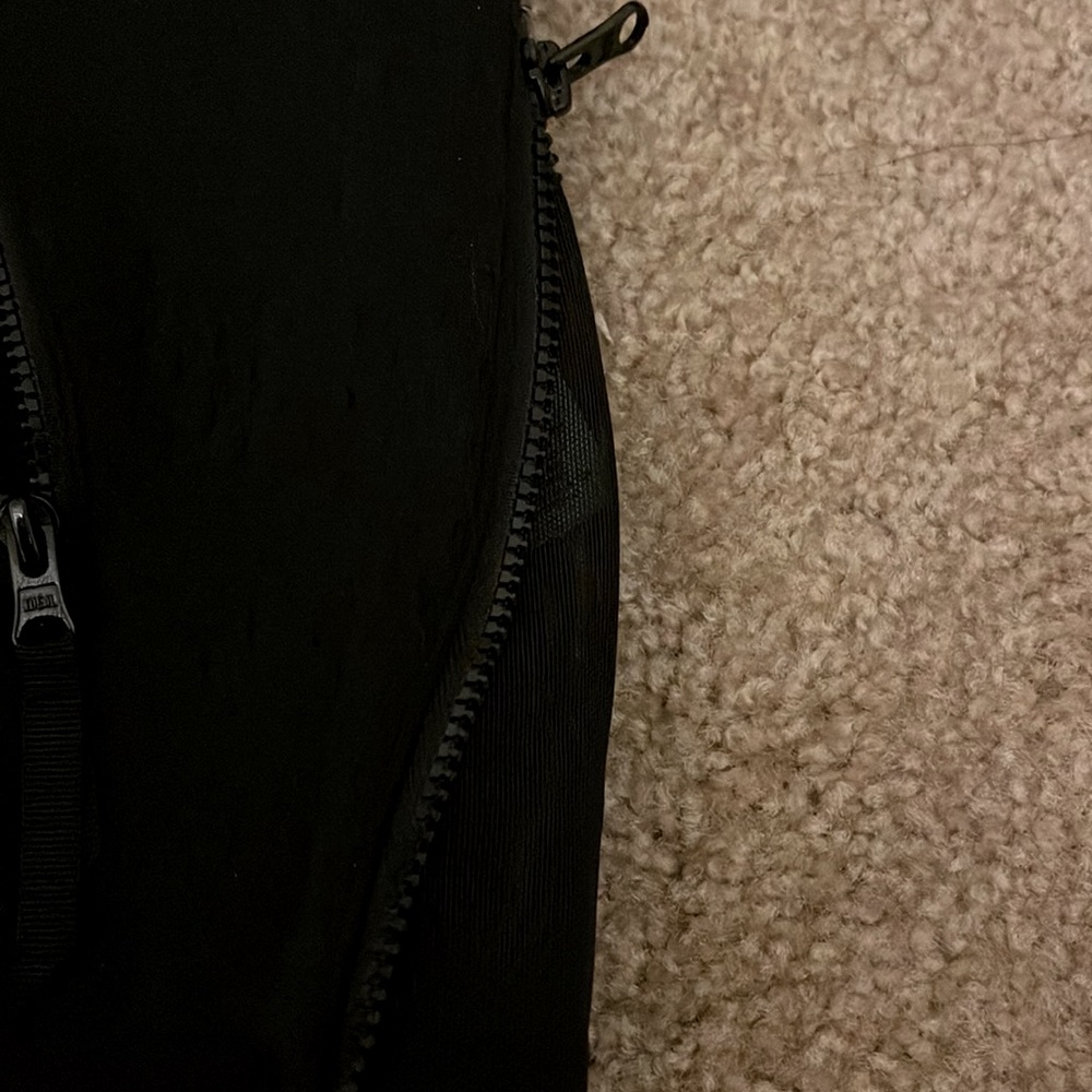 Adidas crop hoodie, two zips pockets in front and zips on the side one of a kind - Picture 3 of 6